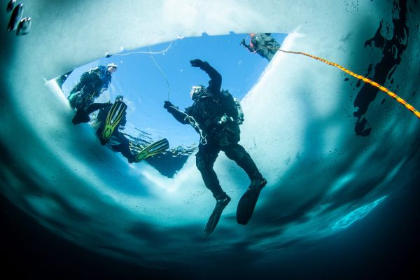 Kurz přístrojového potápění ID – potápěč pod ledem