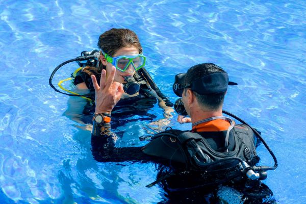 Kurz přístrojového potápění – zkušební ponor v bazénu